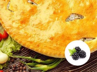 Осетинский пирог с творогом и ежевикой